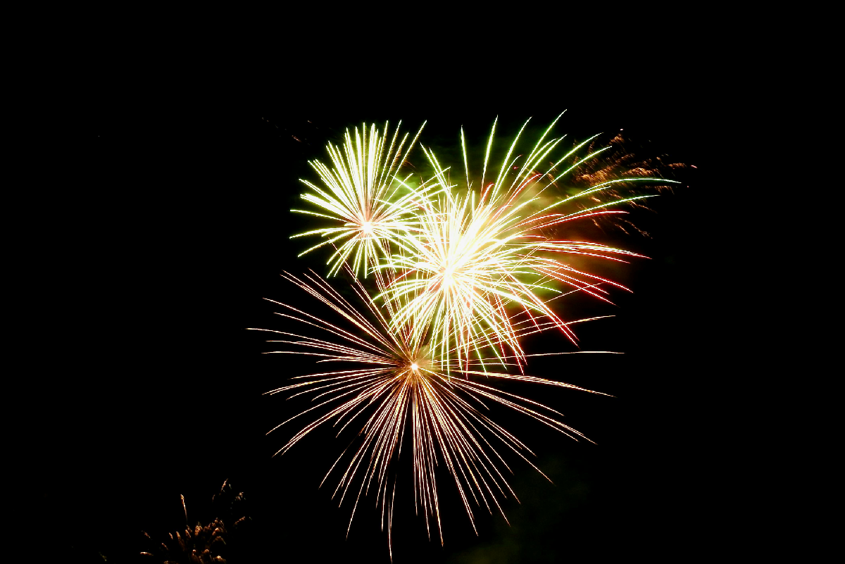 Fajerwerki w Sylwestra a przepisy prawa - co wolno, a czego nie w Polsce